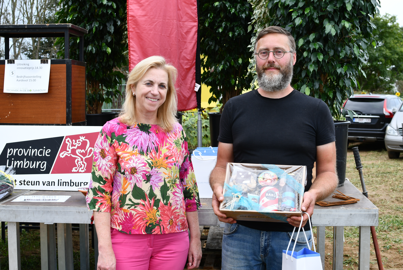 Winnaar Bert Vandergeynst met Limburgs gedeputeerde Inge Moors